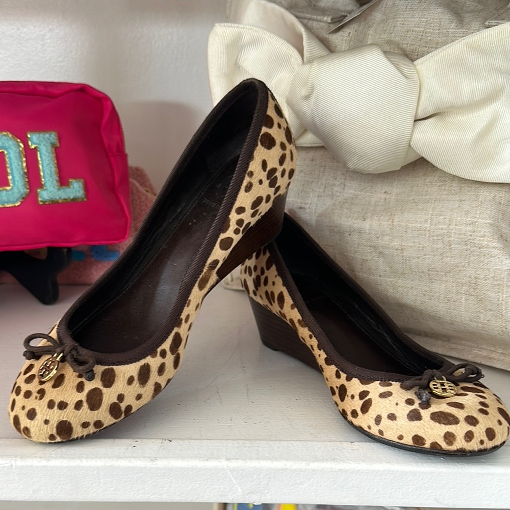 NEW Tory Burch Tan/Brown Faux Fur Animal Print Wedge Shoes size 7